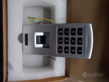 Inseritore con impronte digitali