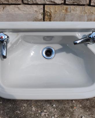Lavandino completo di rubinetteria e scarico 