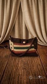 Borsa a tracolla fatta a mano ad uncinetto 