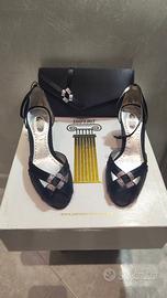 Scarpe eleganti nere con borsetta da donna