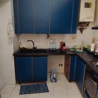 mobili cucina e tavolo con sedie 