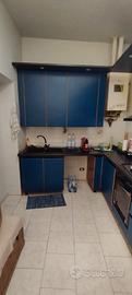 mobili cucina e tavolo con sedie 