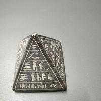 piramide in terracotta