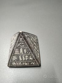 piramide in terracotta