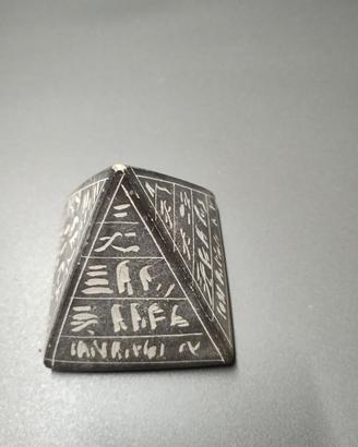 piramide in terracotta