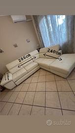 Divano letto in ecopelle bianca con penisola