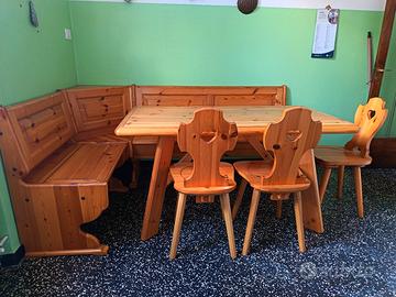 tavolo con giropanca e sedie 