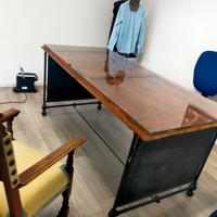 tavolo con rivestimento in vetro