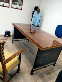 tavolo con rivestimento in vetro