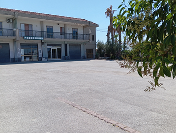 Negozi commerciali con piazzale