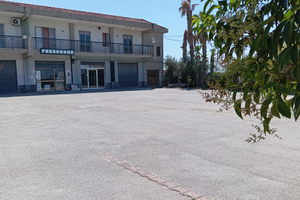 Negozi commerciali con piazzale