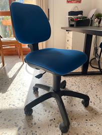 Sedia da ufficio/scrivania blu con ruote