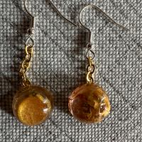 Orecchini in resina e materiale simil oro