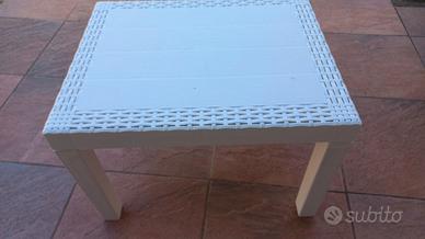 Tavolino basso in plastica