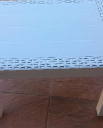Tavolino basso in plastica