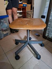 Sgabello in metallo e legno da ufficio con rotelle