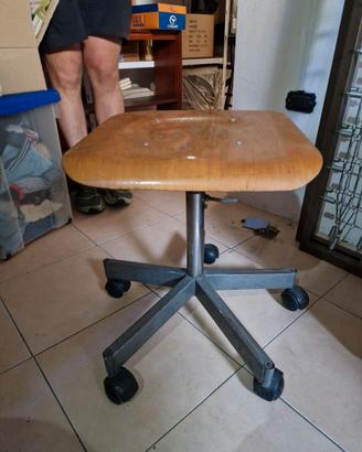 Sgabello in metallo e legno da ufficio con rotelle