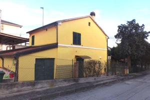 CASA SINGOLA CON GIARDINO A MONTEMARCIANO