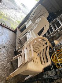Tavolo più seggiole in plastica