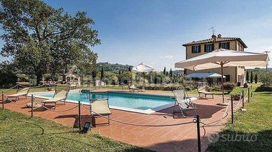Rustico / Casale di 700 m² con più di 5 locali a C