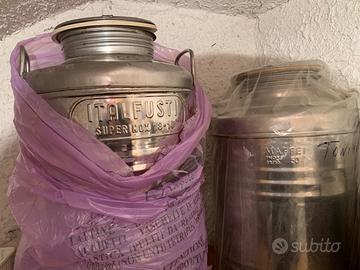 Lavatrice, contenitori olii, cucina,sedie, ecc.