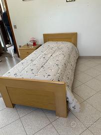 Letto materasso e comodino
