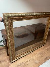 Grande cornice dorata in legno massello con vetro