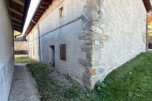 FANANO RUSTICO IN SASSO CON TERRENO, EX FIENILE E