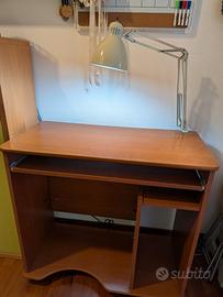 Scrivania per computer con porta tastiera