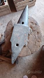 incudine antica da fabbro con ceppo in legno origi