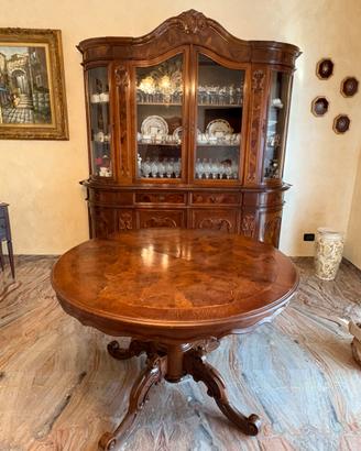 Coppia d’epoca: tavolo rotondo + cristalliera