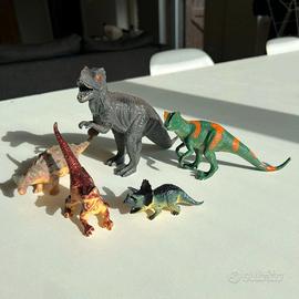 Lotto di 5 miniature di dinosauri in plastica