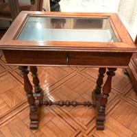 Tavolo in noce e vetro con teca