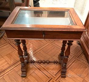 Tavolo in noce e vetro con teca