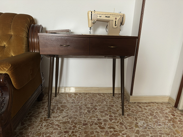 Tavolino da cucito SINGER con macchina a scomparsa