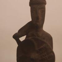 Antica statuetta di guerriero in bronzo