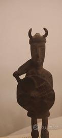 Antica statuetta di guerriero in bronzo