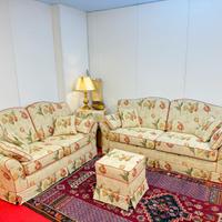 Divani classici con poltrona e pouf sfoderabili