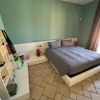 Letto matrimoniale, cassetti, comodino, libreria