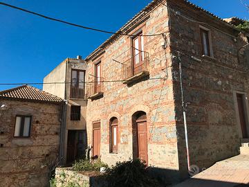 Casa da ristrutturare in un piccolo borgo