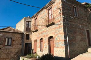 Casa da ristrutturare in un piccolo borgo