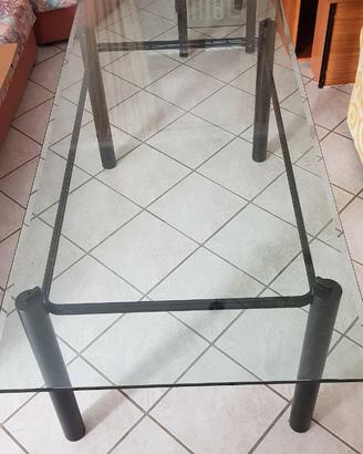 Tavolo di cristallo con gambe di legno