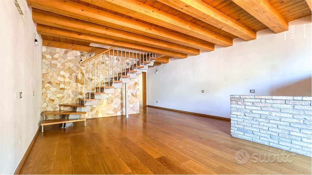 Casa semindipendente con terrazzino