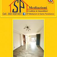 Piccolo contesto in doppia elevazione con garage