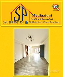 Piccolo contesto in doppia elevazione con garage