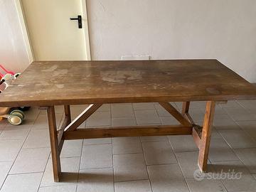 Tavolo in noce con sedie
