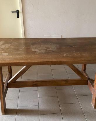 Tavolo in noce con sedie