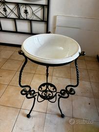 Lavabo in ceramica e in ferro battuto fatto a mano