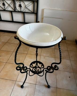 Lavabo in ceramica e in ferro battuto fatto a mano