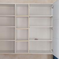 Sala soggiorno con parete attrezzata e cassettoni